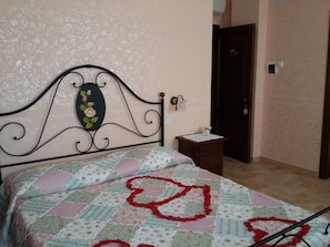 Kamer, 1 twee- of 2 eenpersoonsbedden | Gratis wifi, beddengoed