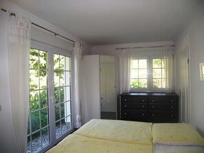 1 slaapkamer, een strijkplank/strijkijzer, wifi, beddengoed