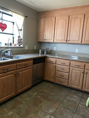 ميكروويف، غسالة أطباق، ماكينة لصنع القهوة/الشاي