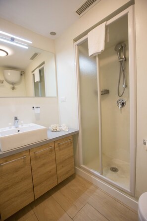 Apartment, 3 Bedrooms | Bathroom