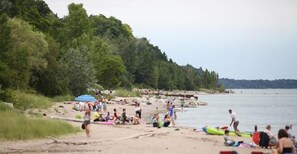 Nära stranden och vit sandstrand