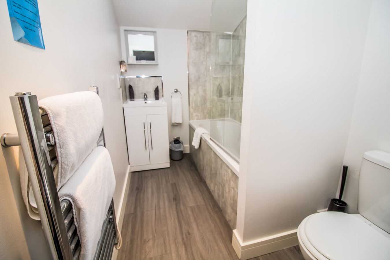 Een kleine badkamer met douche, toilet en een wastafel.