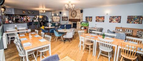 Serves lunch and dinner