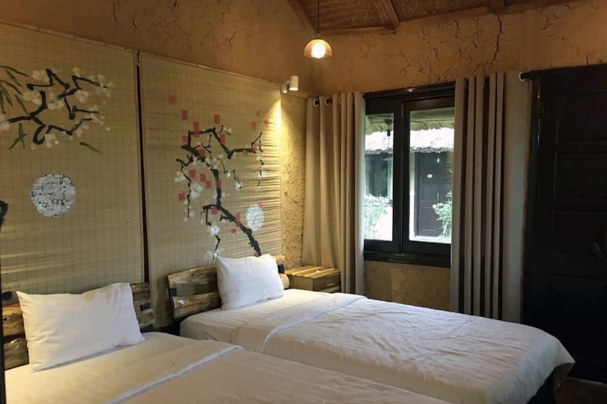 Bungalow Desain, Beberapa Tempat Tidur, pemandangan kebun, area taman | Ruang keluarga | Televisi LED 43-inci dengan saluran TV digital