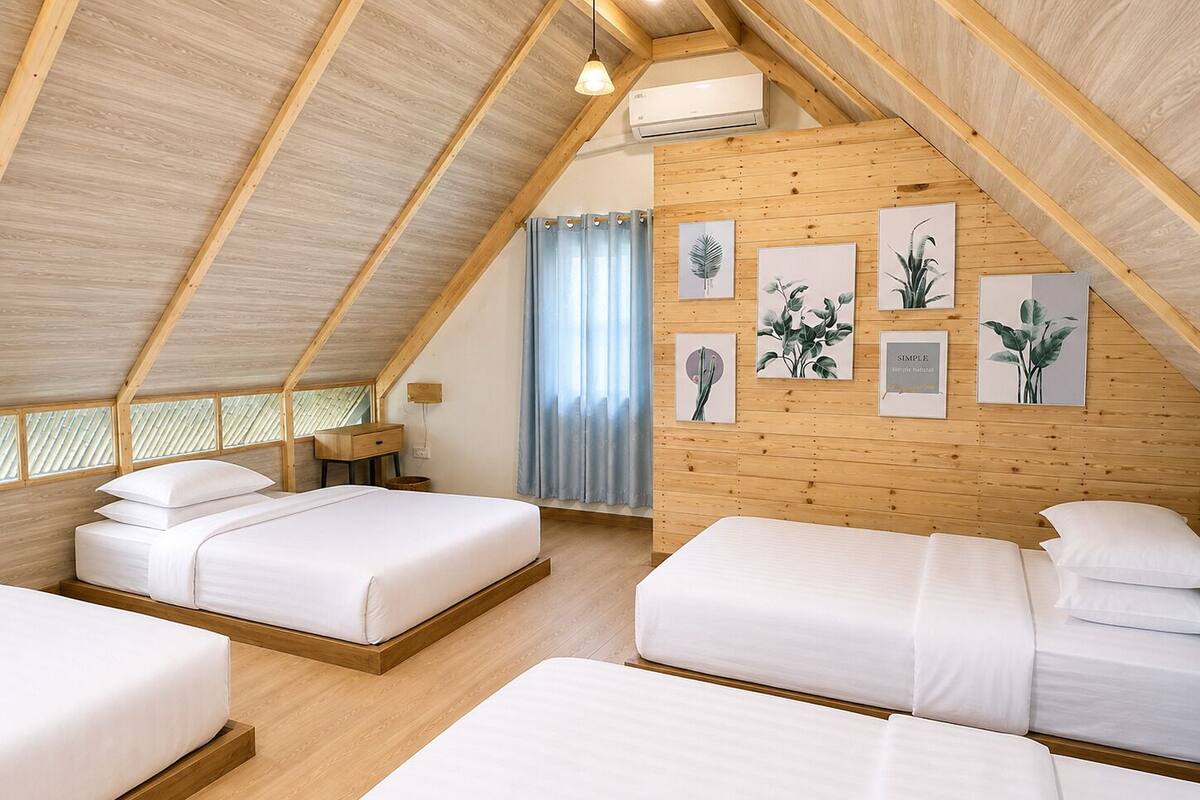 Quadruple Room, Garden View | Living area