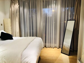 ラグジュアリー アパートメント クイーンベッド 1 台 | 1 室のベッドルーム、防音設備、アイロン / アイロン台、WiFi (無料)