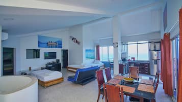 ํจ๋ฐ๋ฆฌ ์ํํธ, ๋ฐ์ฝ๋, ๋ฐ๋ค ์ ๋ง | ๊ฑฐ์ค ๊ณต๊ฐ | ํ๋ฉด TV