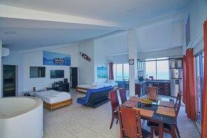 Familienapartment, Balkon, Meerblick | Wohnbereich | Flachbildfernseher