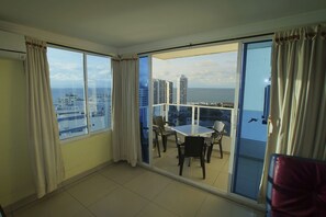 Apartamento familiar, balcón, vistas al mar | Decoración individual, mobiliario individual, wifi gratis