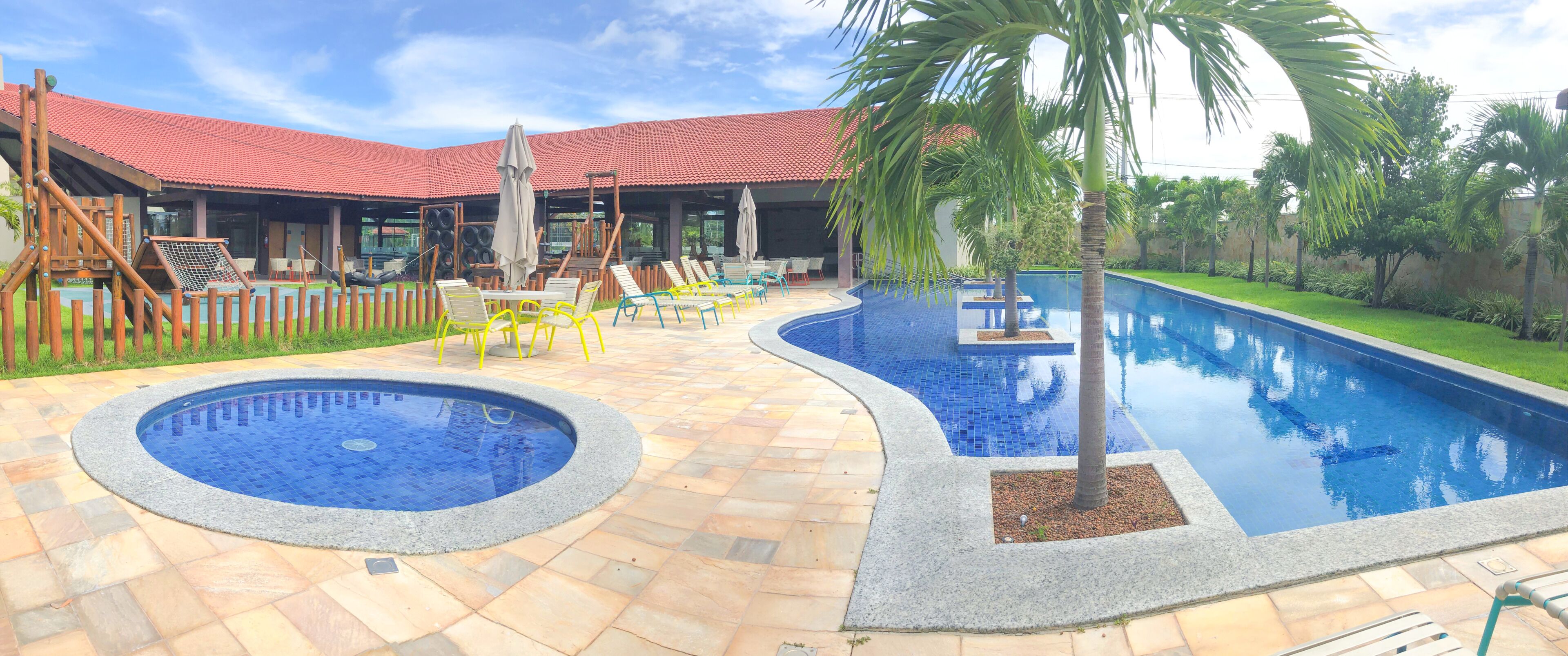 Hồ bơi ngoài trời