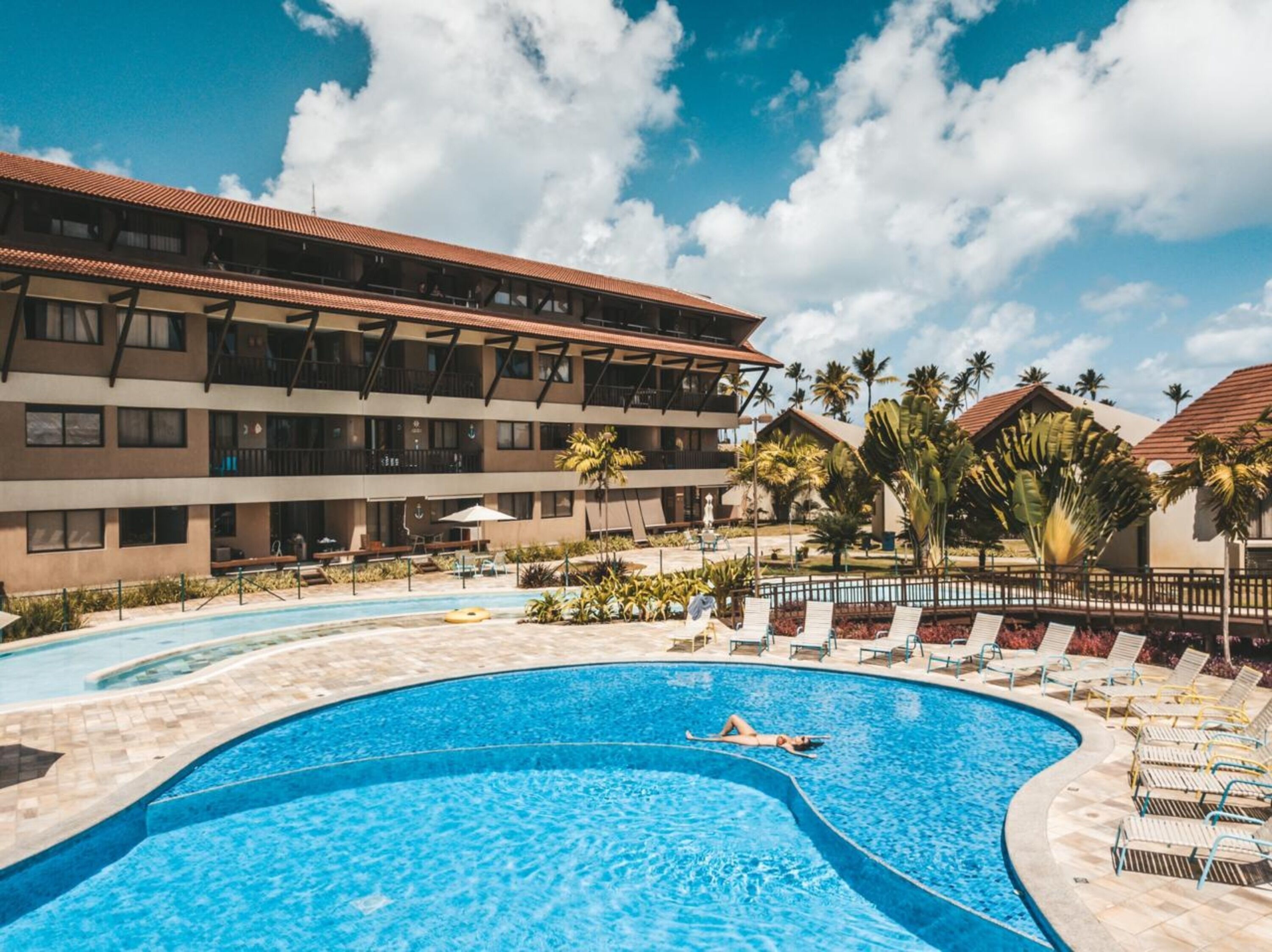 5 ulkouima-allasta avoinna 8.00–21.00, aurinkovarjoja, aurinkotuoleja