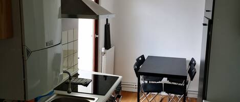 Departamento urbano, vista a la ciudad | Cocina privada | Refrigerador, horno, parrilla de estufa y tetera eléctrica