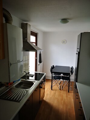 City Apartment, City View | Private kitchen - Uhlandstraße 29 (Bremerhaven)