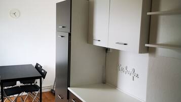 City Apartment, City View | Private kitchen | Fridge, oven, stovetop, electric kettle
