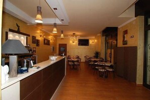朝食 (ビュッフェ)、毎日提供 (無料)