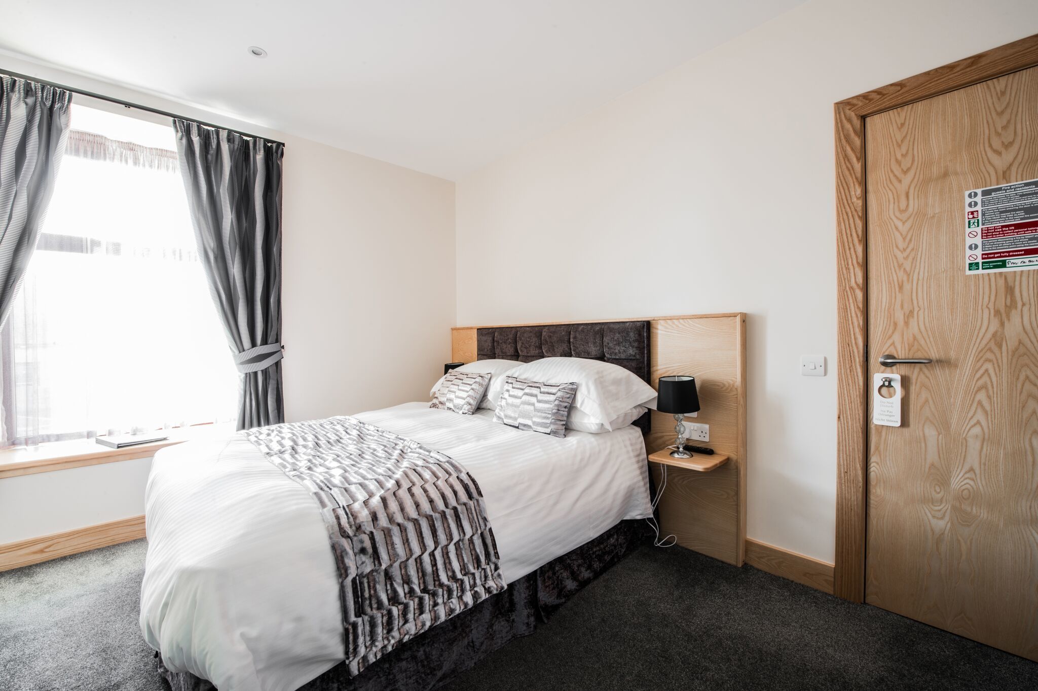 standard double room, 1 king bed, partial sea view | desk, blackout curtains, soundproofing, iron/ironing board