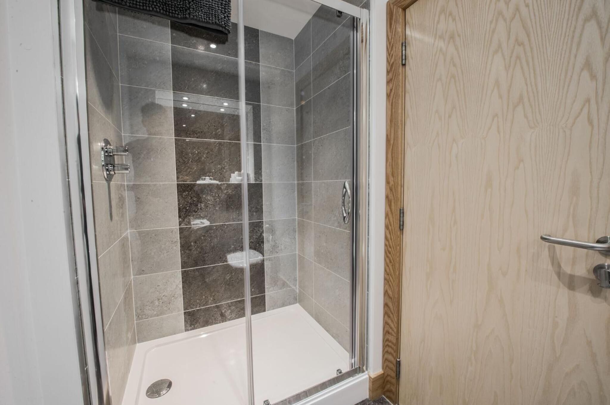 deluxe double room, 1 king bed, sea view | bathroom | shower, rainfall showerhead, free toiletries, hair dryer