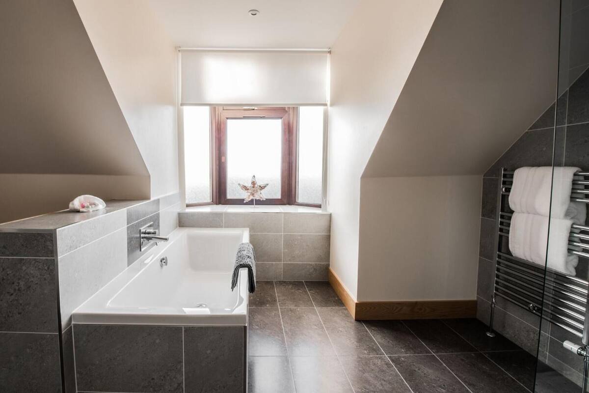 executive double room, 1 king bed, sea view | bathroom | shower, rainfall showerhead, free toiletries, hair dryer