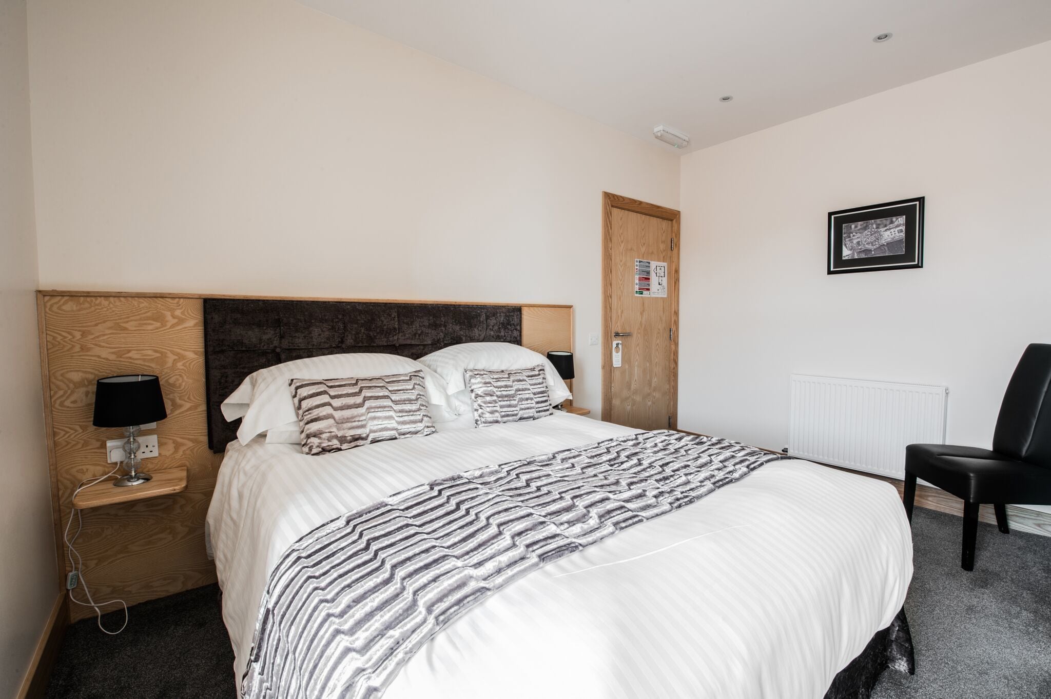 standard double room, 1 king bed, partial sea view | desk, blackout curtains, soundproofing, iron/ironing board