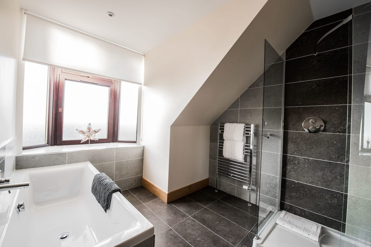 executive double room, 1 king bed, sea view | bathroom | shower, rainfall showerhead, free toiletries, hair dryer