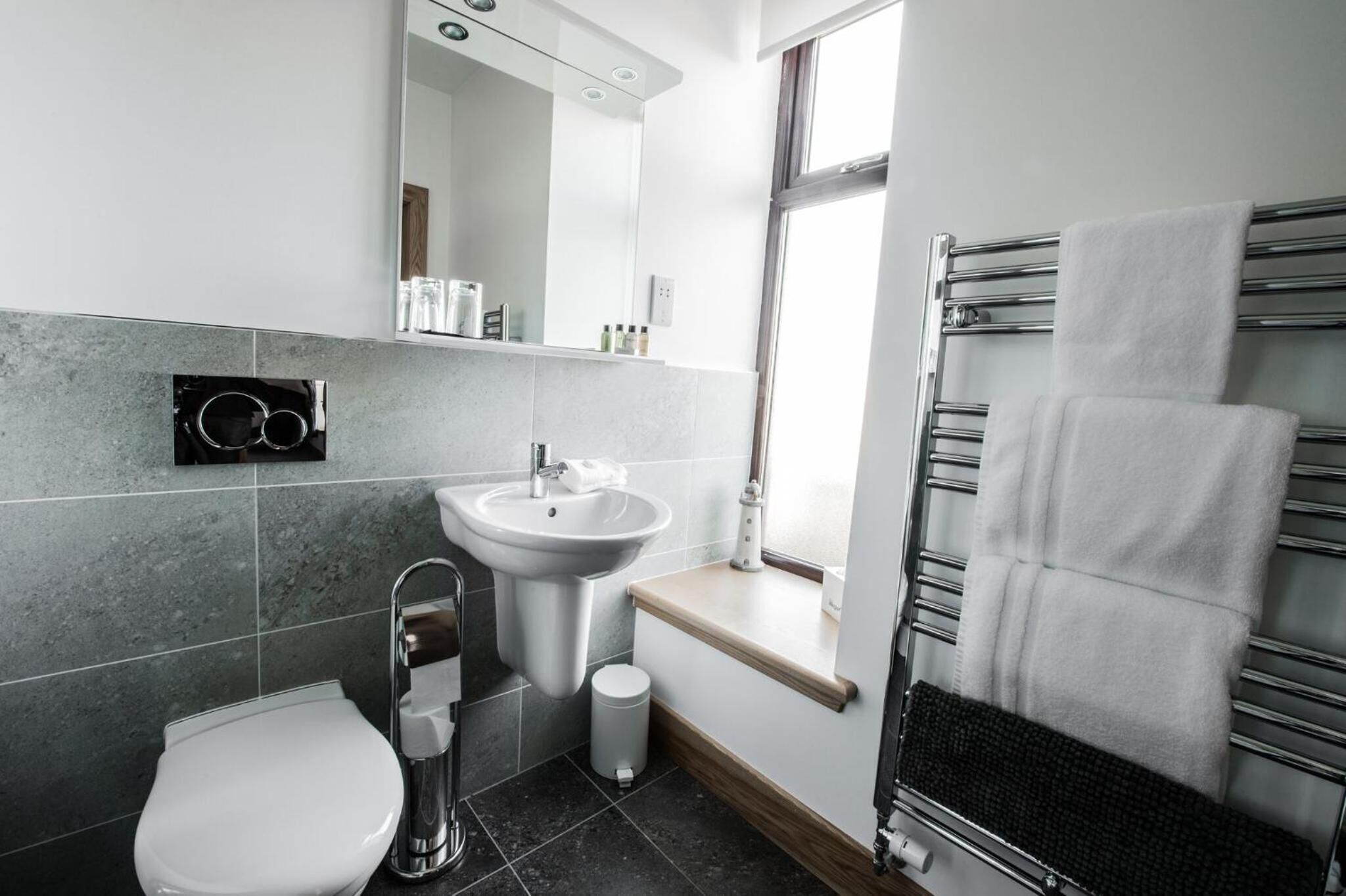 deluxe double room, 1 king bed, sea view | bathroom | shower, rainfall showerhead, free toiletries, hair dryer