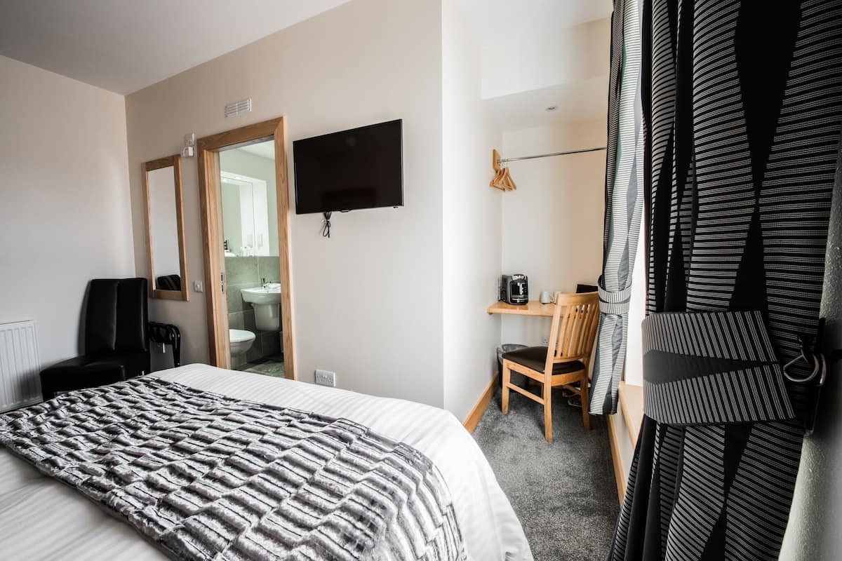 standard double room, 1 king bed, partial sea view | desk, blackout curtains, soundproofing, iron/ironing board