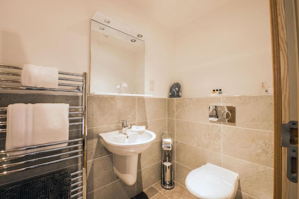 basic room, 1 double bed | bathroom | shower, rainfall showerhead, free toiletries, hair dryer