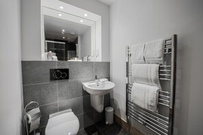 Habitación estándar doble, 1 cama de matrimonio grande, vistas parciales al mar | Baño | Ducha y cabezal de ducha tipo lluvia