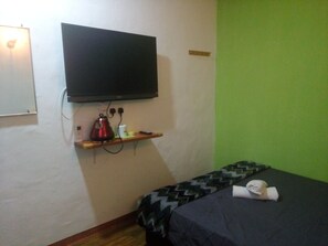 Deluxe Double Room, 1 Queen Bed | Television