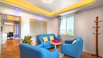 West End View Suite | Área de sala de estar | Televisión de pantalla plana de 40 pulgadas con canales vía satélite