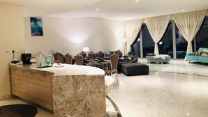 Villa, 4 Bedrooms, Sea View | Ruang tamu | 46 inci televisyen skrin rata dengan satelit, TV 