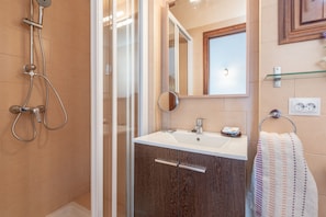 Bathtub, free toiletries, hair dryer, towels