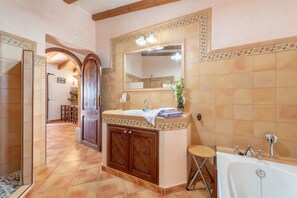 Banyera, articles de tocador gratuïts i assecador de cabells 