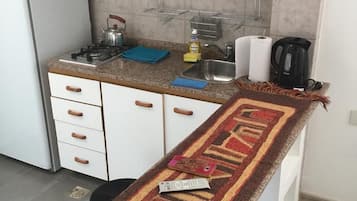 Apartment (8) | Private kitchen | Fridge, microwave, stovetop, cookware/dishes/utensils