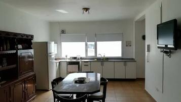 Apartment (5) | Private kitchen | Fridge, microwave, stovetop, cookware/dishes/utensils