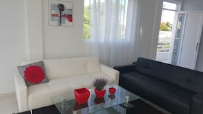 Family Apartment, 2 Bedrooms, Balcony (Sea Breeze 1) | Living area | Flat-screen TV - Caribbean Sea Breeze (San Andrés)
