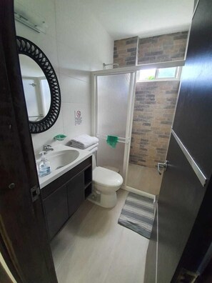 Appartement familial, 2 chambres (Sea Breeze 2) | Salle de bain | Douche, serviettes fournies
