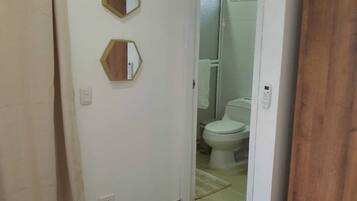 Family Apartment, 2 Bedrooms (Sea Breeze 3) | Kamar mandi | Shower dan handuk