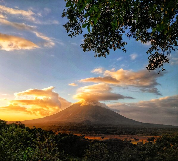A mountain landscape with a prominent peak, surrounded by dense vegetation and a clear sky. - Finca del Sol Eco Lodge (Altagracia)