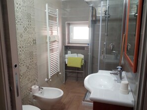 Shower, rainfall showerhead, free toiletries, hair dryer