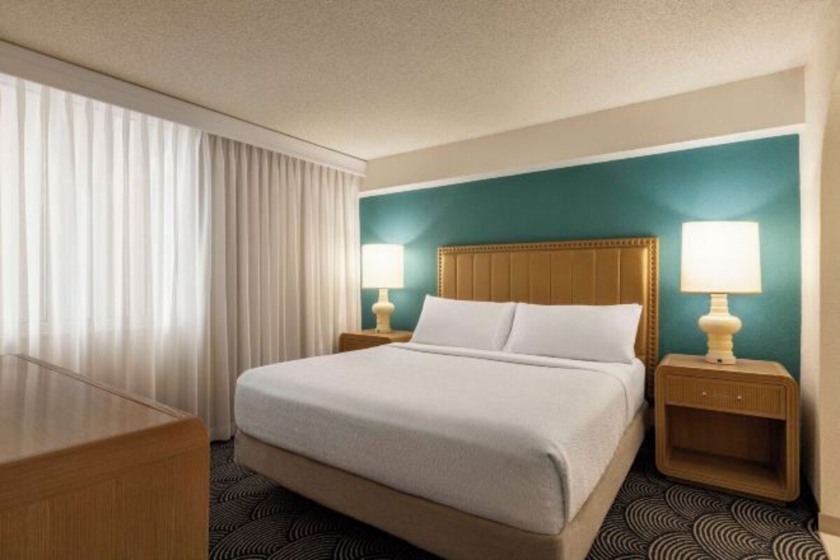 One-Bedroom Suite With 1 King Bed And Mobility Accessible Tub-No Balcony
