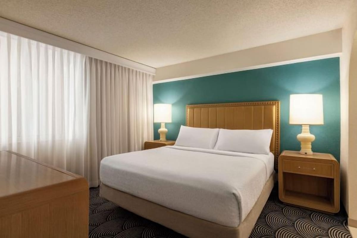 One-Bedroom Suite With 1 King Bed And Mobility Accessible Tub-No Balcony