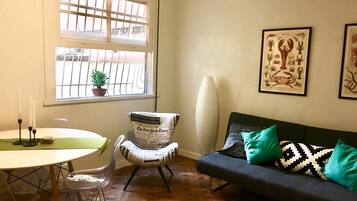 Apartment | Living room | Flat-screen TV