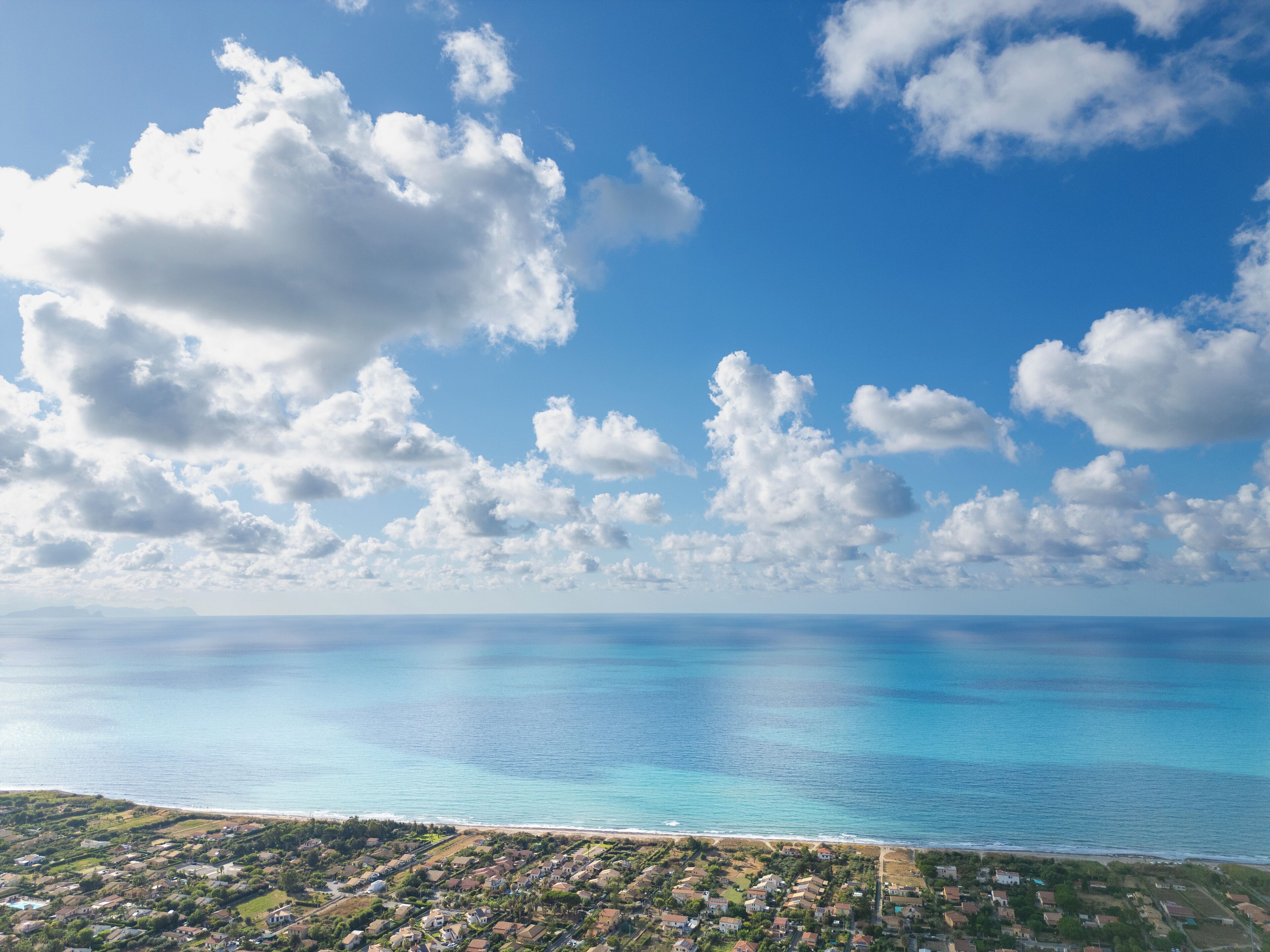 Une zone résidentielle côtière, avec des maisons et une plage.