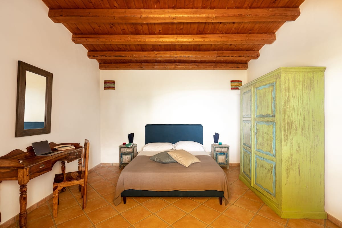 1 dormitorio, cortinas opacas, sistema de insonorización