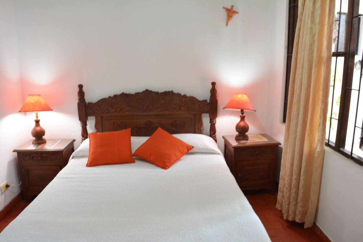 Habitación romántica, 1 cama Queen size, vista al patio | 1 habitación y wifi gratis