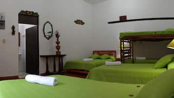 Chambre Familiale, plusieurs lits, vue cour intérieure | Vue de la chambre