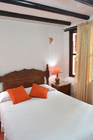 Romantisches Zimmer, 1 Queen-Bett, Blick auf den Innenhof | Kostenloses WLAN