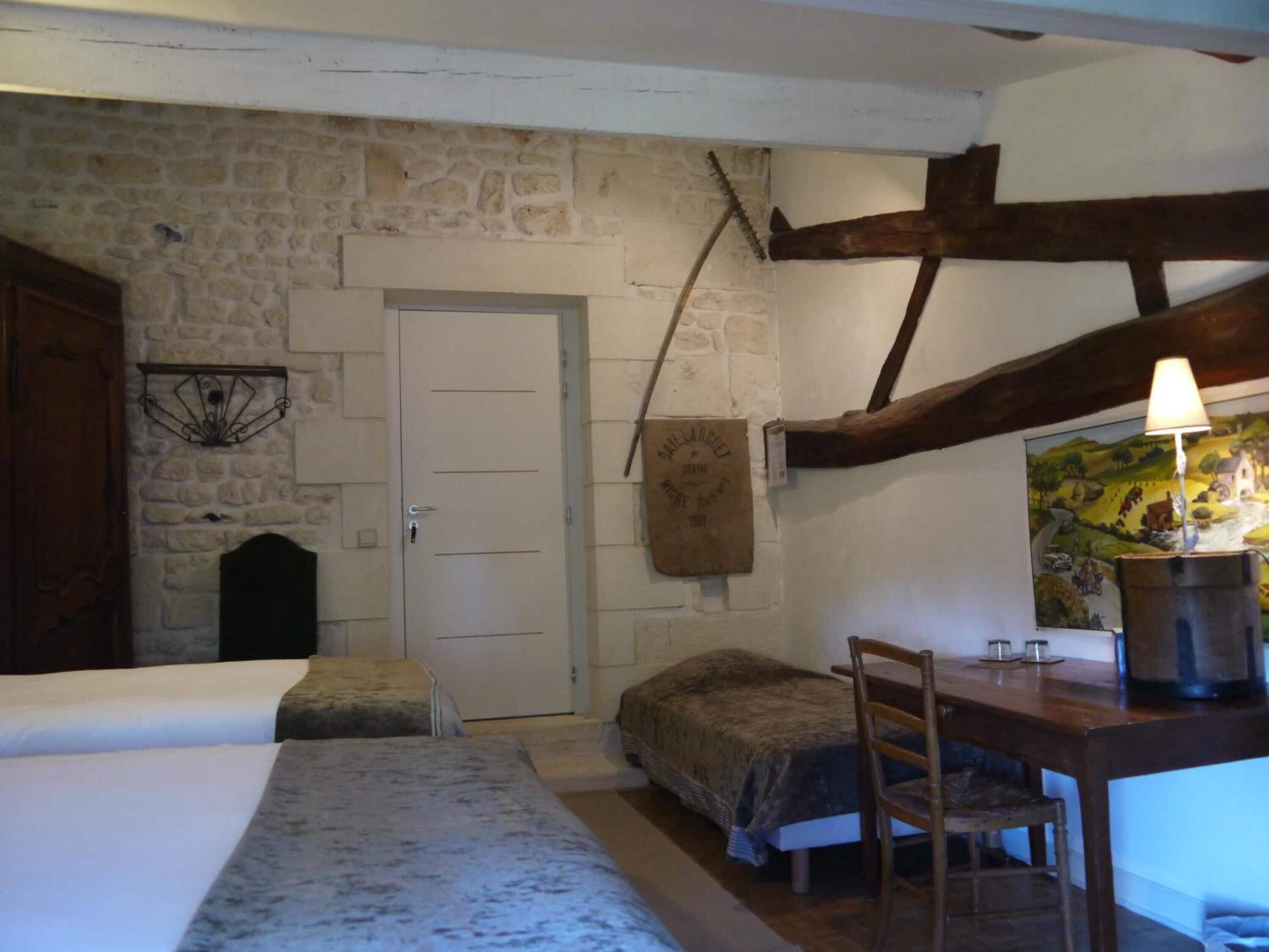 客室ごとに異なる装飾、客室ごとに異なるインテリア、デスク、遮光カーテン