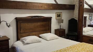 Klassieke driepersoonskamer, Meerdere bedden, niet-roken, uitzicht op tuin | Individueel gedecoreerd, individueel gemeubileerd, een bureau